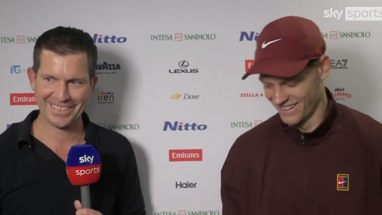 Sinner spiazzato, non può rispondere ad altre domande: "È stato veloce". Ridono tutti alle ATP Finals