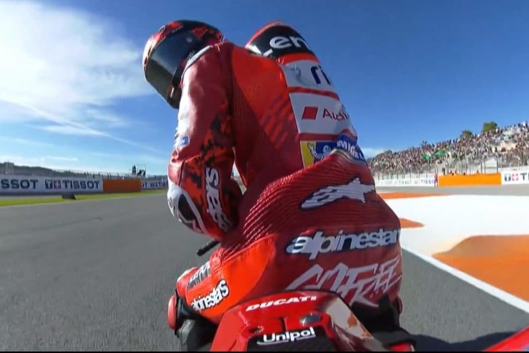 Bagnaia incredulo, si guarda indietro e non capisce cosa stia accadendo alla sua moto.