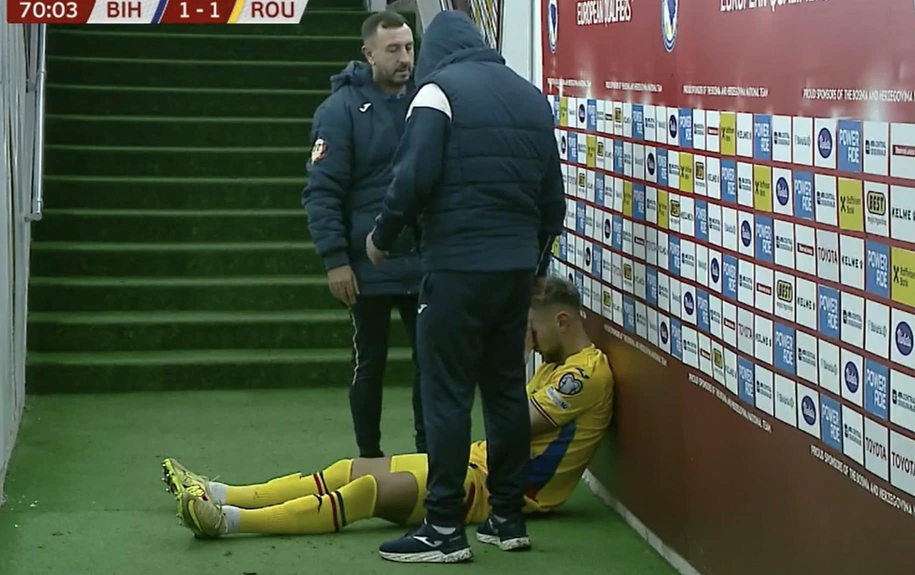 Dragus sconsolato dopo il cartellino rosso subito in Bosnia–Romania.