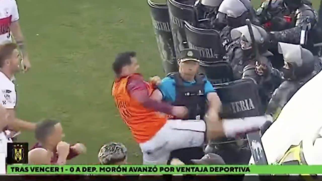 I calciatori reagiscono contro la polizia dopo la fine della partita: inferno in campo in Argentina