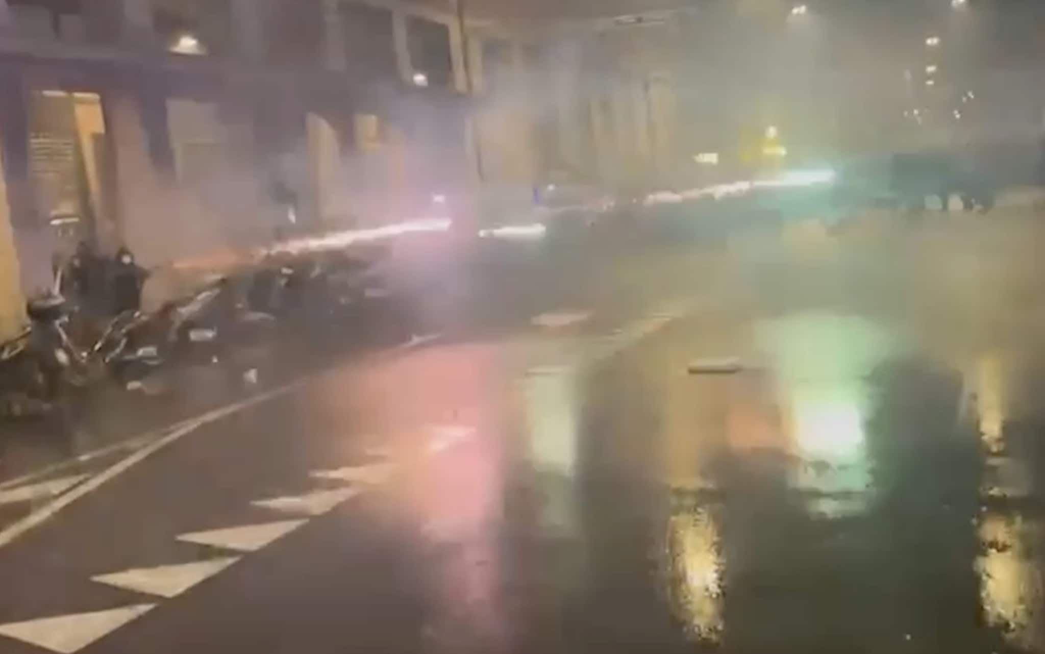 Caos a Bologna durante Virtus-Maccabi: la manifestazione Pro Pal degenera in guerriglia