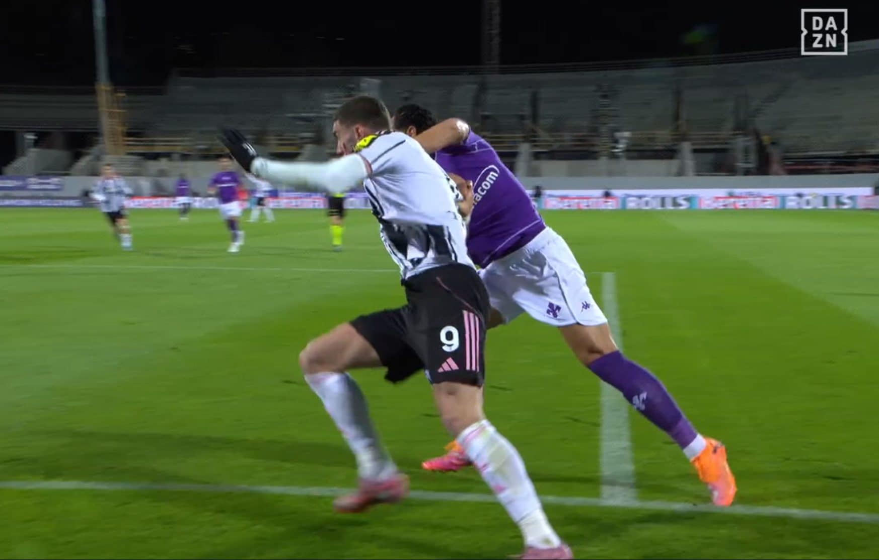 Vlahovic e Pablo Mari si trattengono a vicenda in area