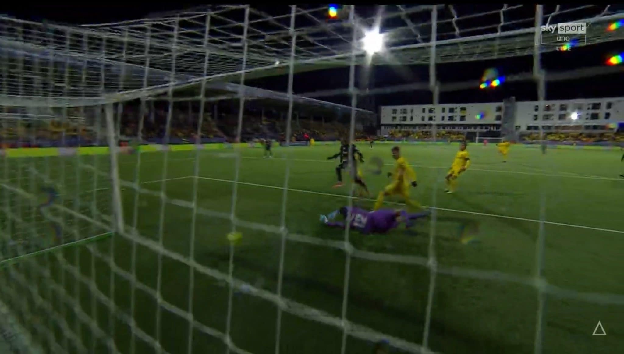 Il gol di David che appoggia in rete la palla del definitivo 2–3.