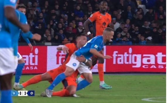 La trattenuta di Lautaro su Lobotka.