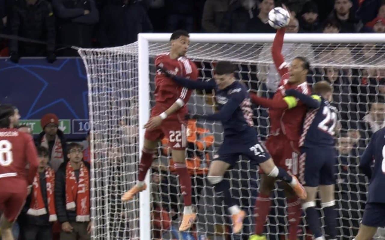 L'inspiegabile tocco di mano di van Dijk contro il PSV: alza il braccio per fermare il pallone