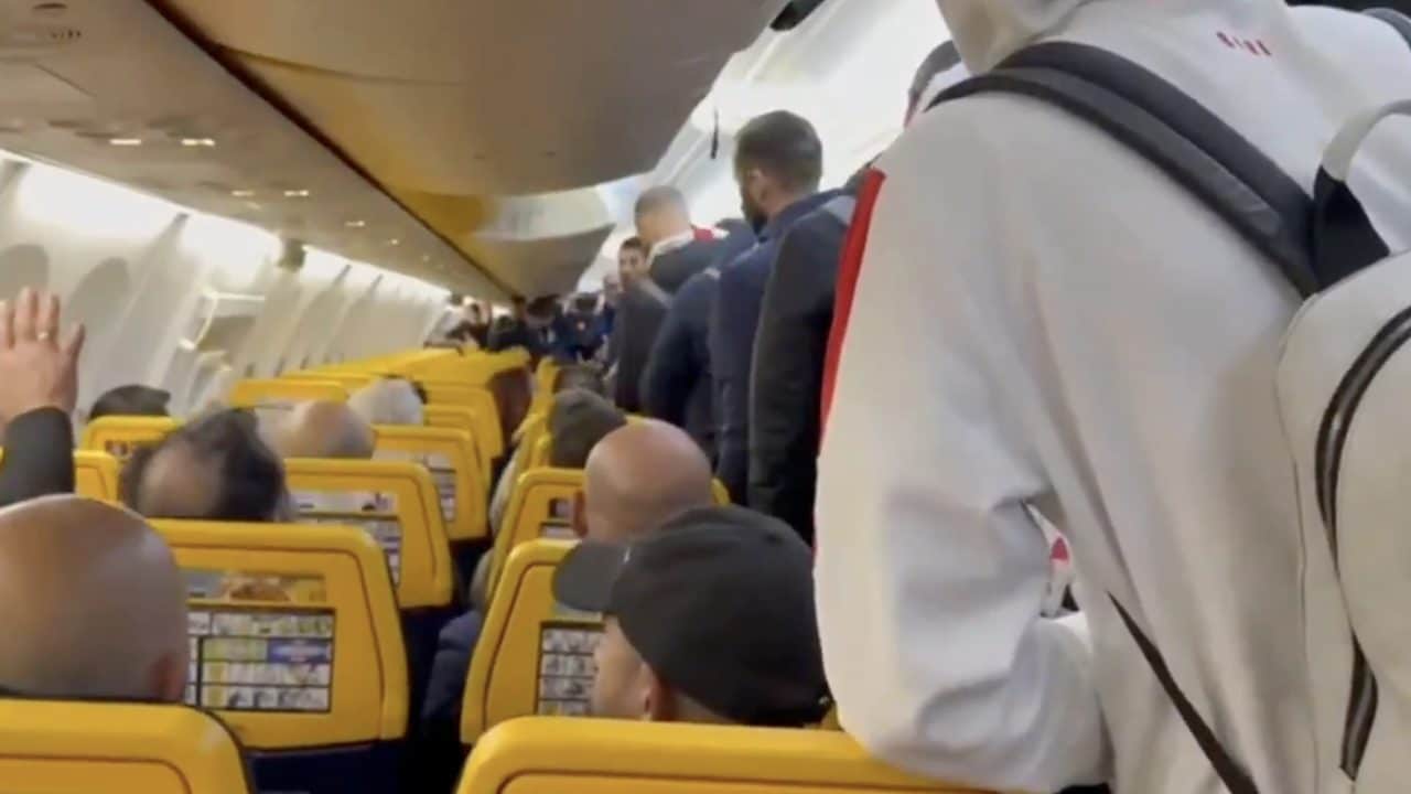 Caos sull'aereo del Bari, scontri tra tifosi e calciatori: volo ritardato, interviene la polizia