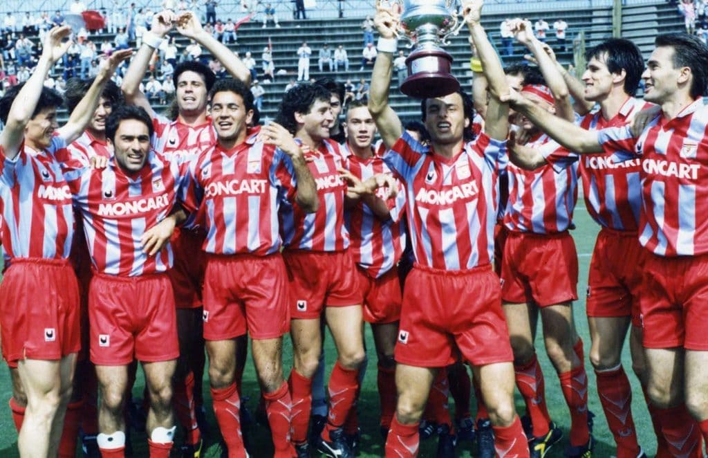 La Cremonese festeggia la vittoria finale della Coppa Anglo–Italiana 1992–1993.
