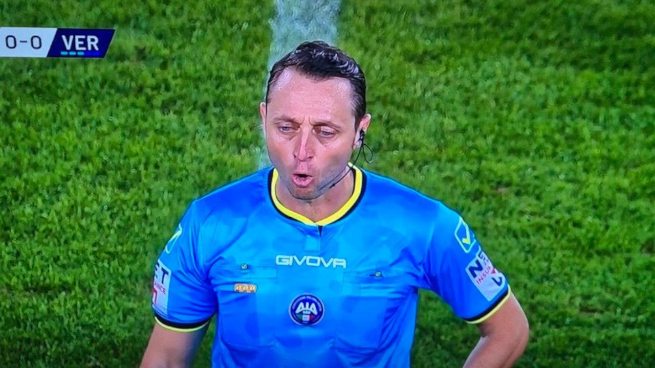 Abisso revoca il rigore in Lecce-Verona con una gaffe clamorosa: "Il 37 dell'Udinese non fa fallo"