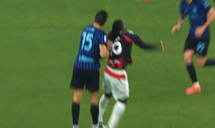 La tirata di capelli di Acerbi a Leao che ha fatto infuriare il portoghese.