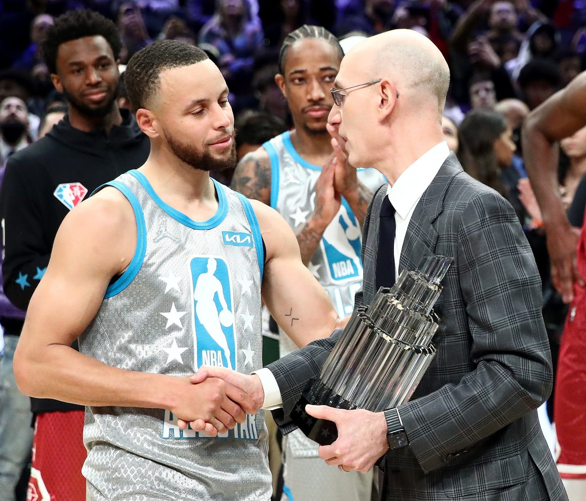 Il commissione della NBA Adam Silver consegna a Steph Curry il premio di MVP dell’All Star Game 2022