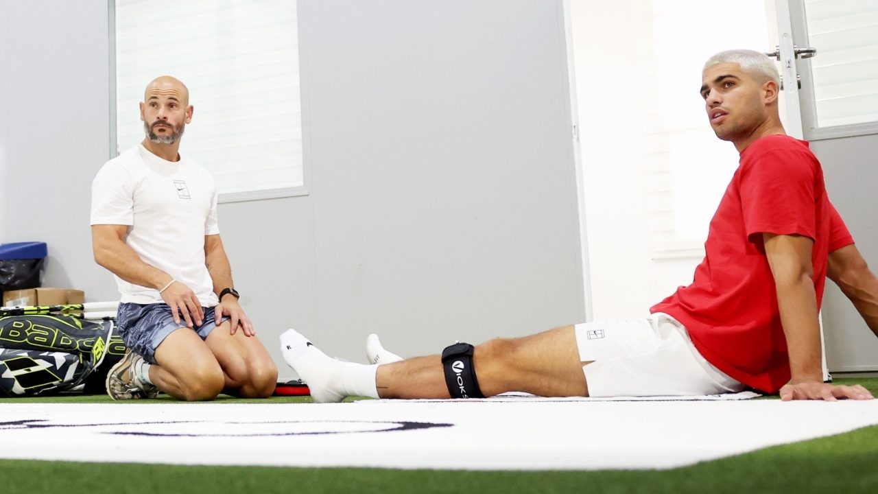 Cosa sono le fasce nere sotto le ginocchia di Alcaraz: fermano il flusso sanguigno, ci sono rischi