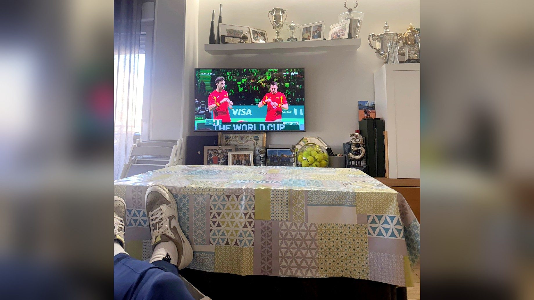 Alcaraz mostra casa dei genitori in una foto: cerata sul tavolo, sedie pieghevoli, trofei degli Slam