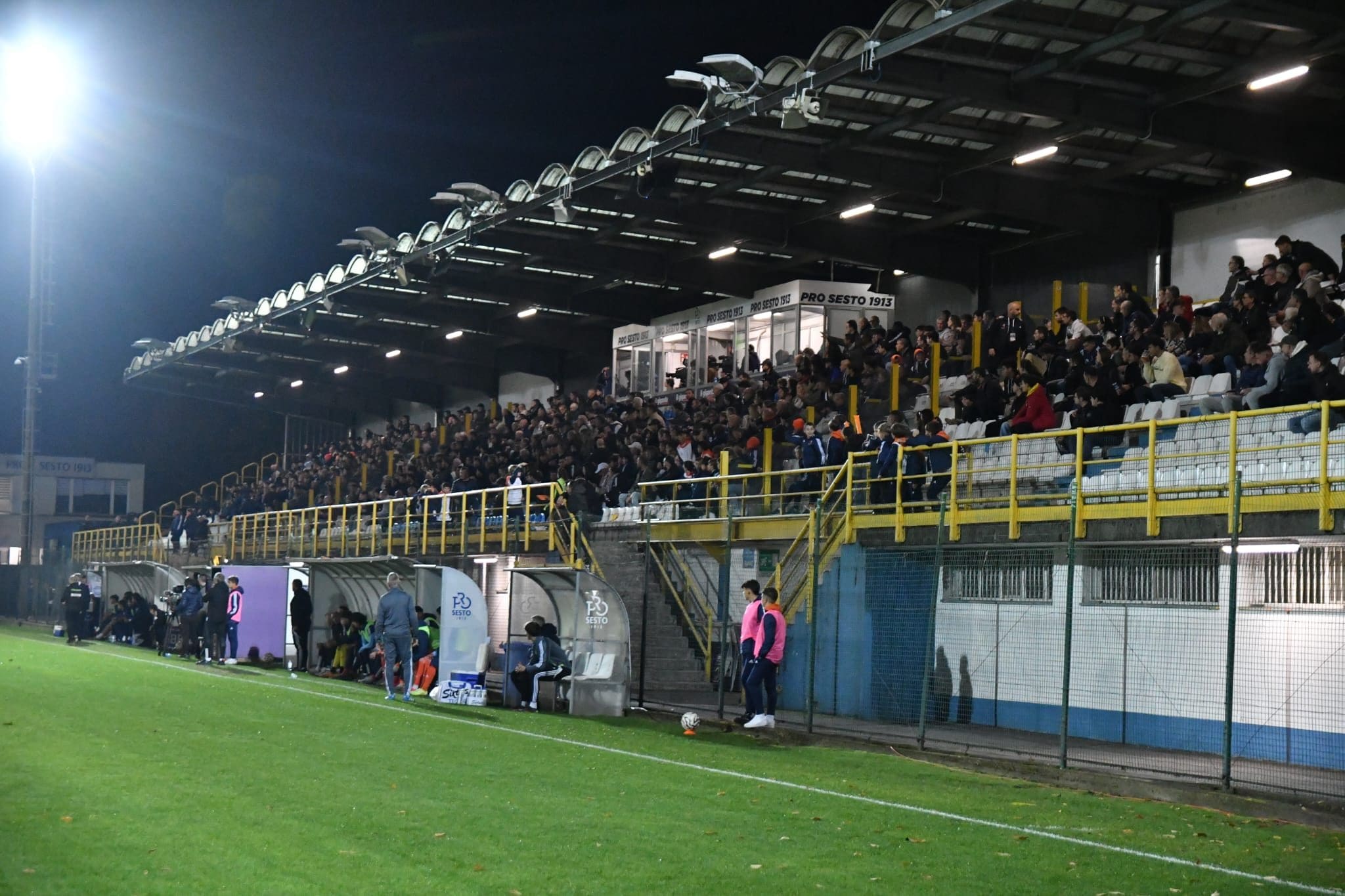 Il pubblico dello stadio Breda di Sesto San Giovanni, l’attuale casa dell’Alcione Milano.