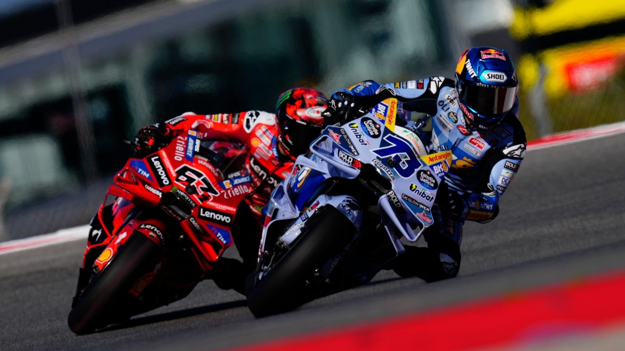 Alex Marquez vince la Sprint Race del GP Portogallo davanti ad Acosta e Bezzecchi. Bagnaia chiude 8°