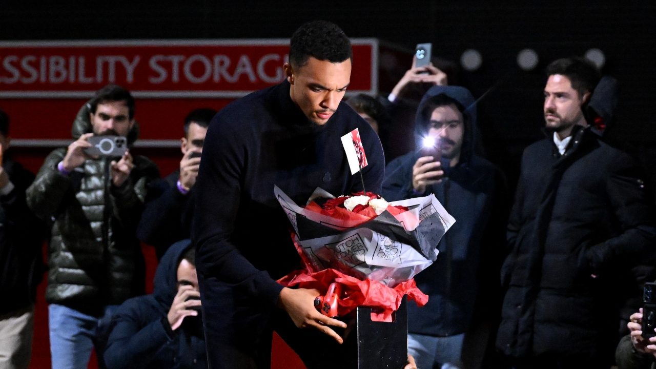 Alexander-Arnold fa un omaggio da brividi a Diogo Jota: in mano ha una lettera e un oggetto significativo