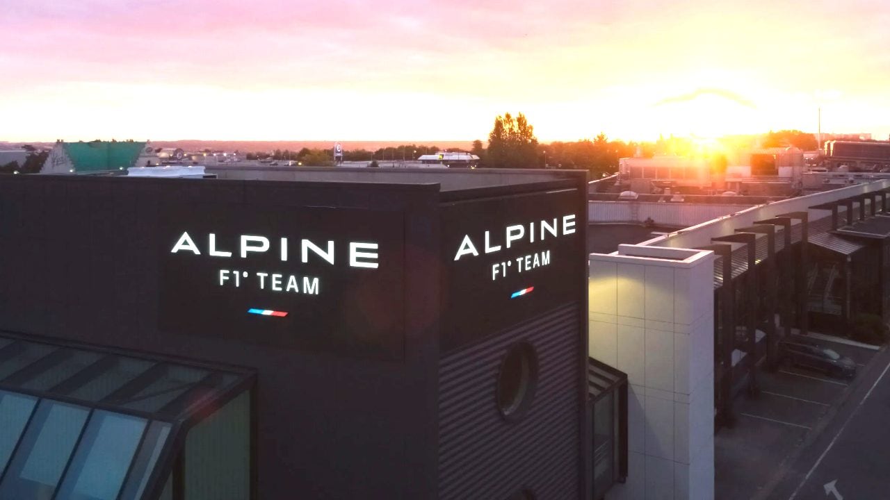 Due uomini si intrufolano nella sede di Alpine F1 ma non toccano niente: sorge subito un sospetto