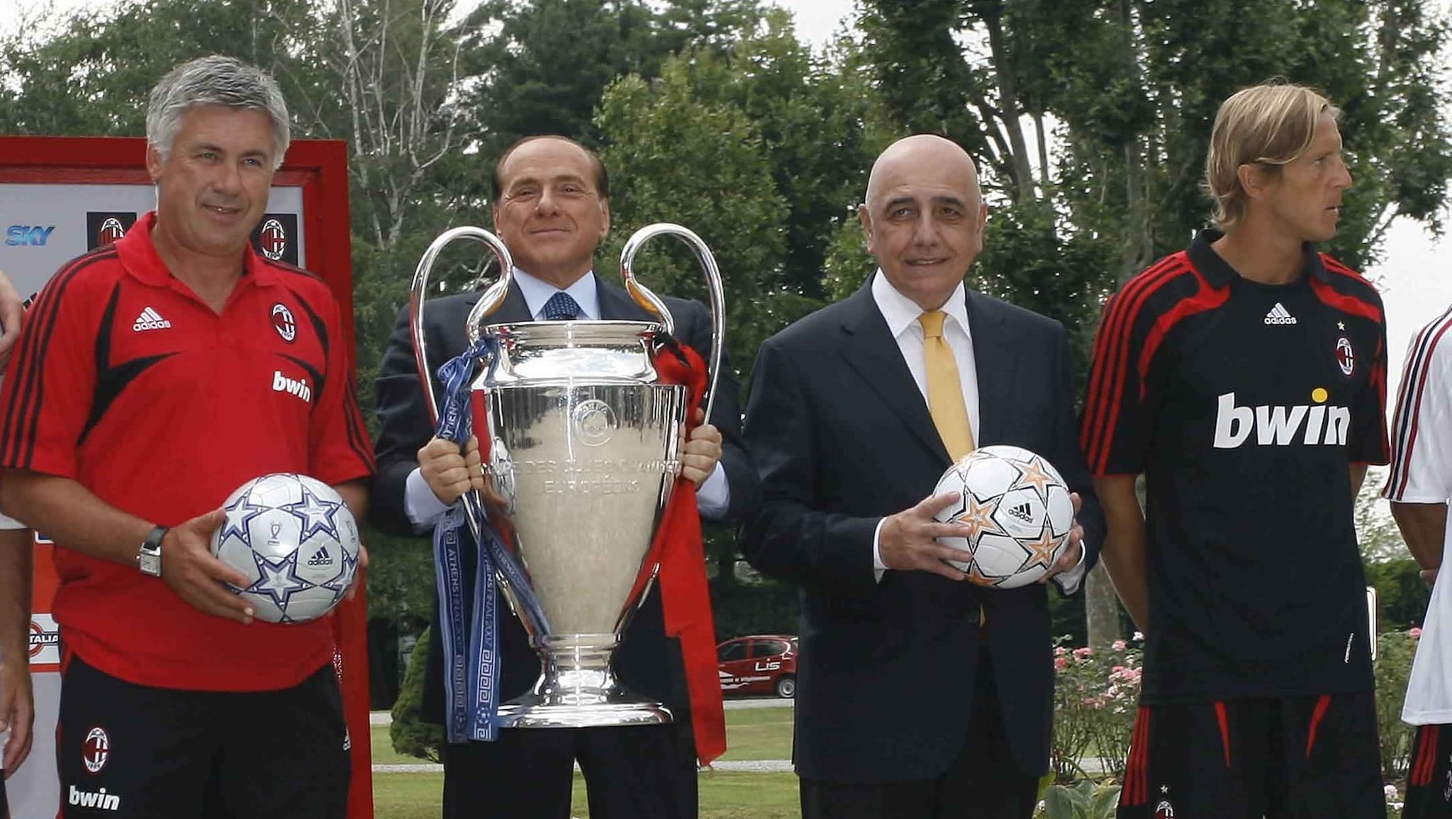 Foto d’annata con Ambrosini accanto a Ancelotti, Berlusconi e Galliani.