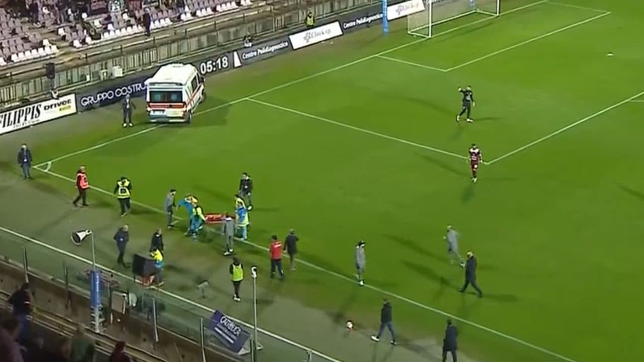 Le condizioni di Villa dopo il violento scontro di gioco in Salernitana-Crotone: ambulanza in campo