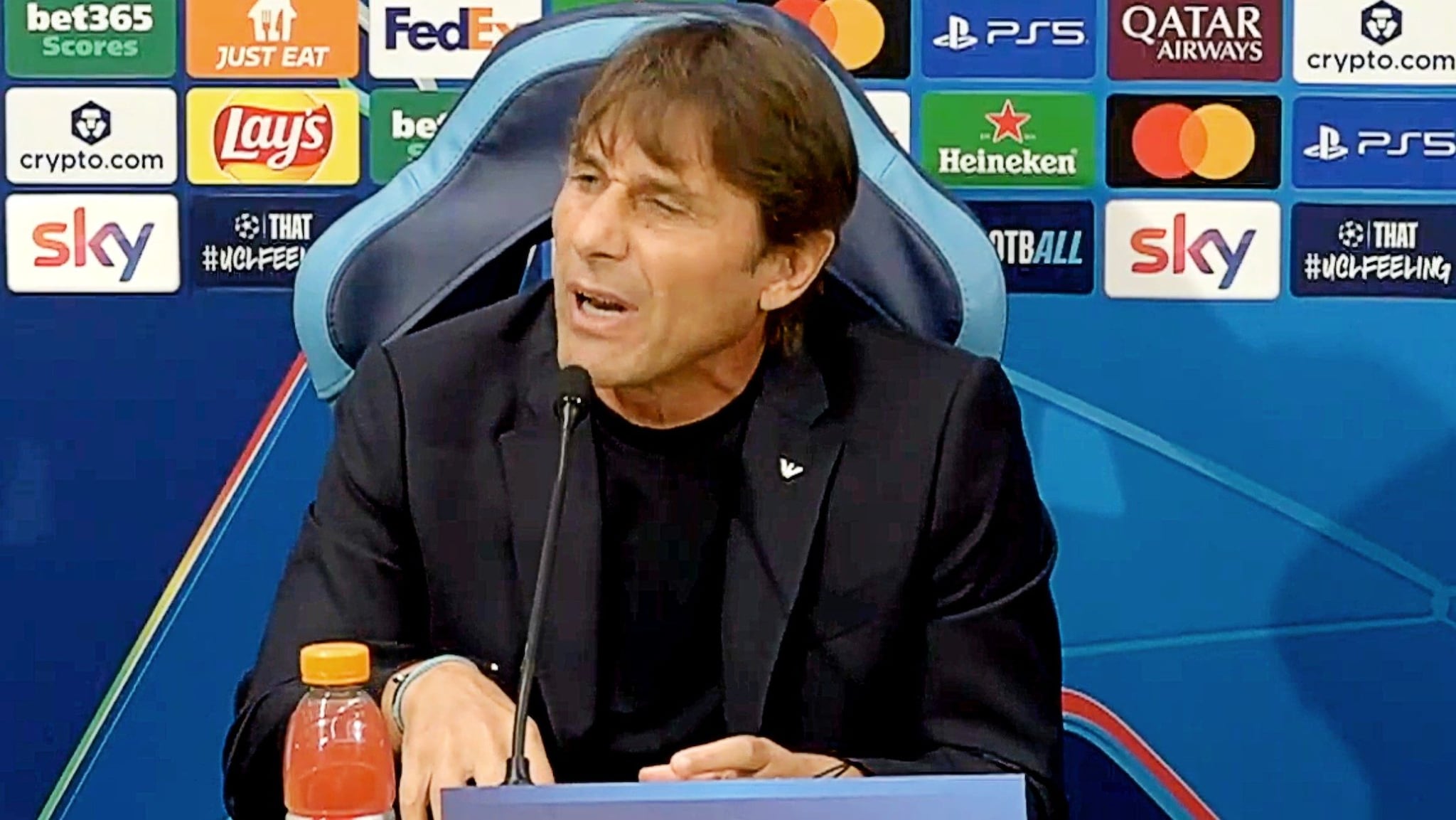 Conte inferocito in conferenza: "Il Napoli dà fastidio. Mettono in giro false voci per ammazzarci"