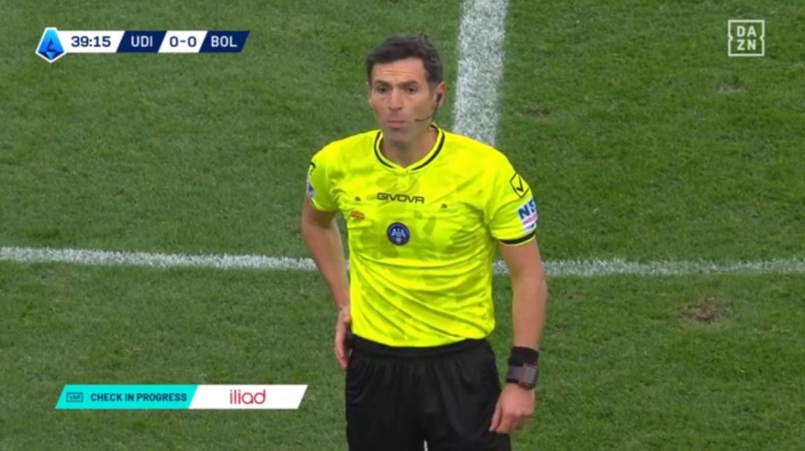 Il momento in cui l’arbitro spiega la sua decisione sul rigore.