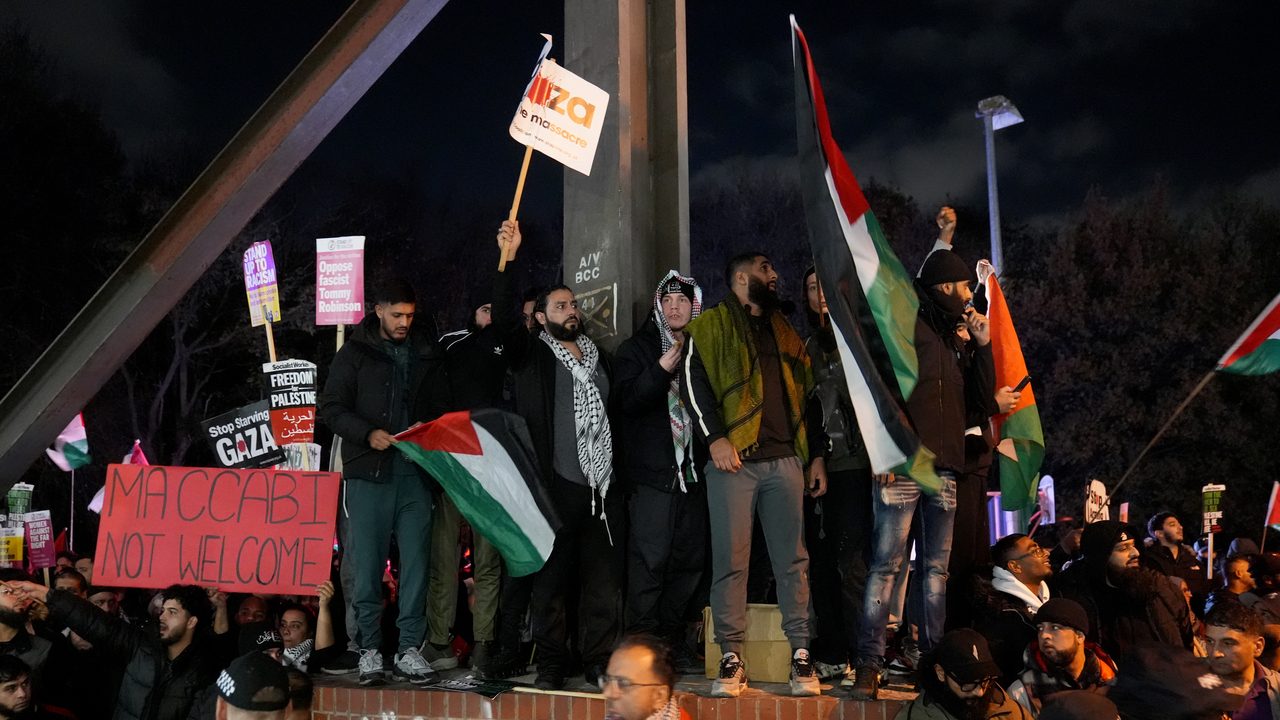 Proteste Pro-Palestina, caos e arresti prima di Aston Villa-Maccabi Tel Aviv: cosa è successo