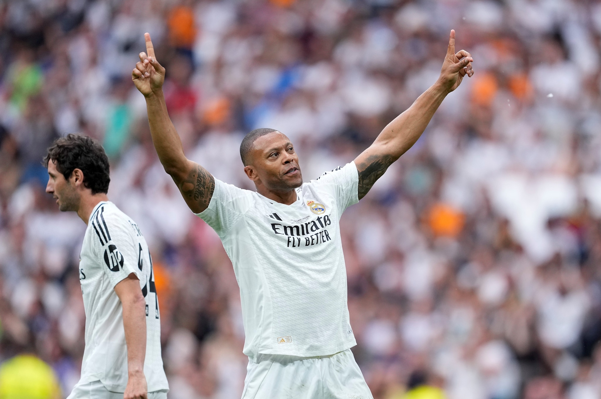 Un Julio Baptista in ottima forma festeggia un gol segnato quest’anno con la maglie del ’Real Madrid leyendas’