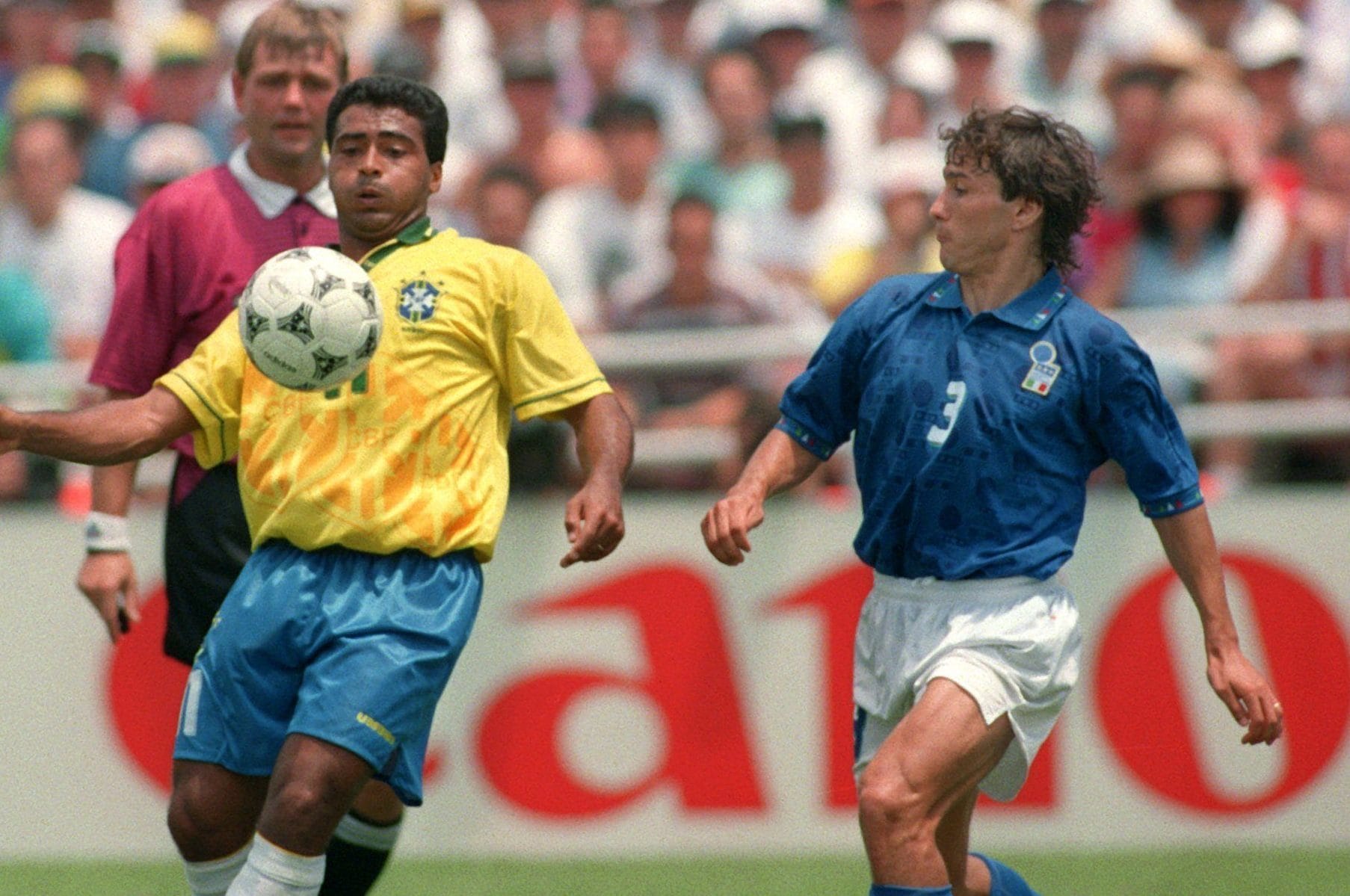 Antonio Benarrivo prova a contrastare Romario nella finale dei Mondiali di USA ’94 tra Italia e Brasile