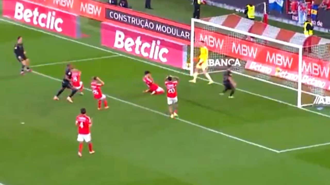 Il folle errore di Tomás Araújo sul rigore avversario: Benfica sotto shock, è l'autogol della stagione
