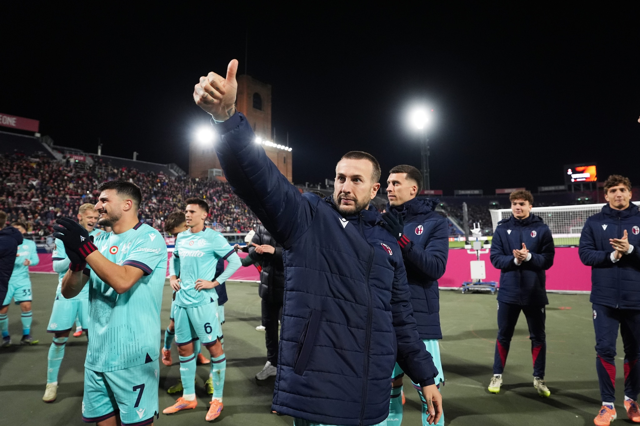 Federico Bernardeschi saluta il pubblico di Bologna dopo la vittoria sul Salisburgo