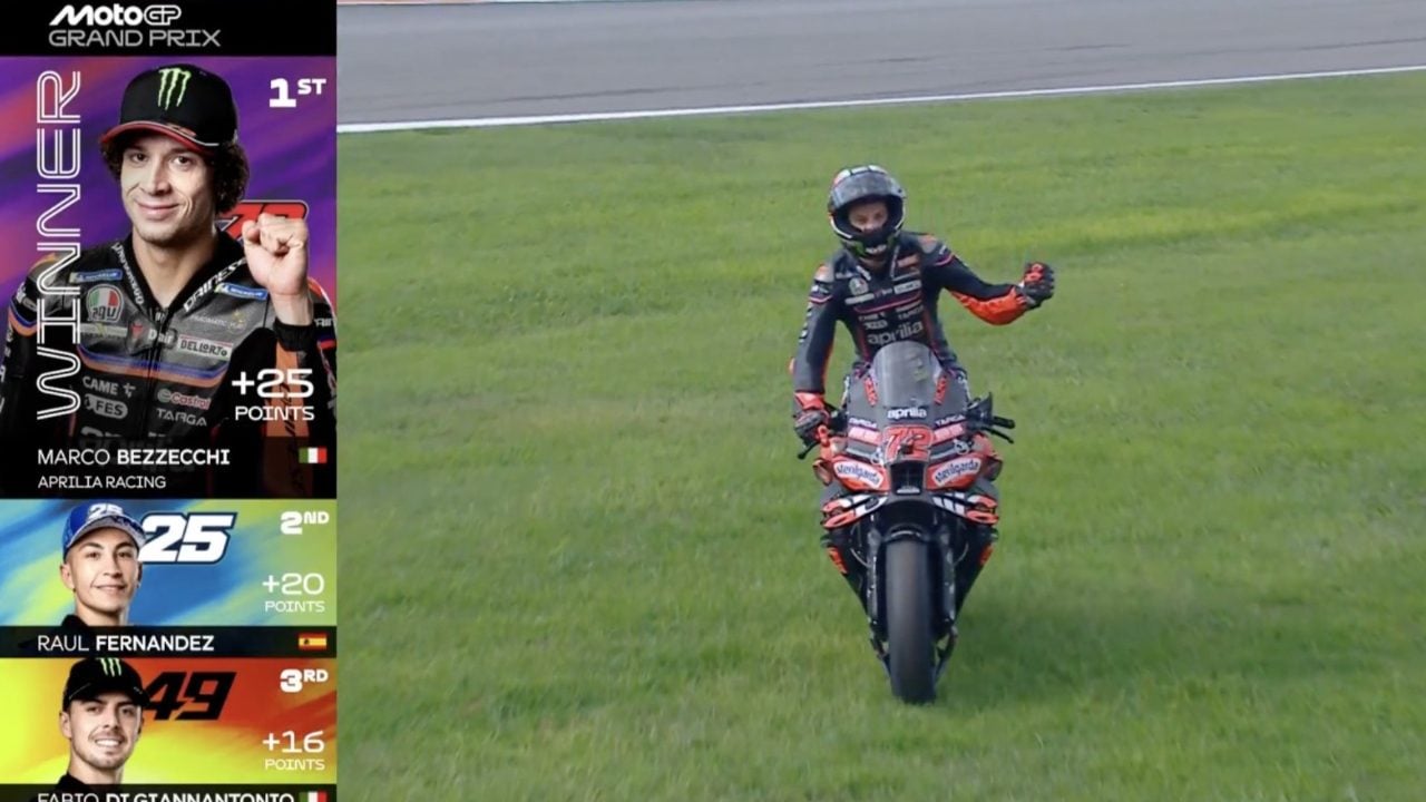 Bezzecchi è perfetto, vince a Valencia l'ultima gara MotoGP 2025: ritirato Bagnaia