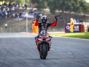 bezzecchi-vince-portimao-aprilia-imprendibile-bagnaia-cade-300x225.jpg