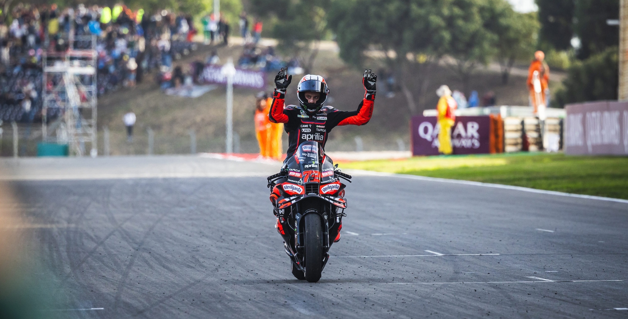 Bezzecchi domina a Portimao, Aprilia imprendibile per Alex Marquez e Acosta: Bagnaia finisce in ghiaia