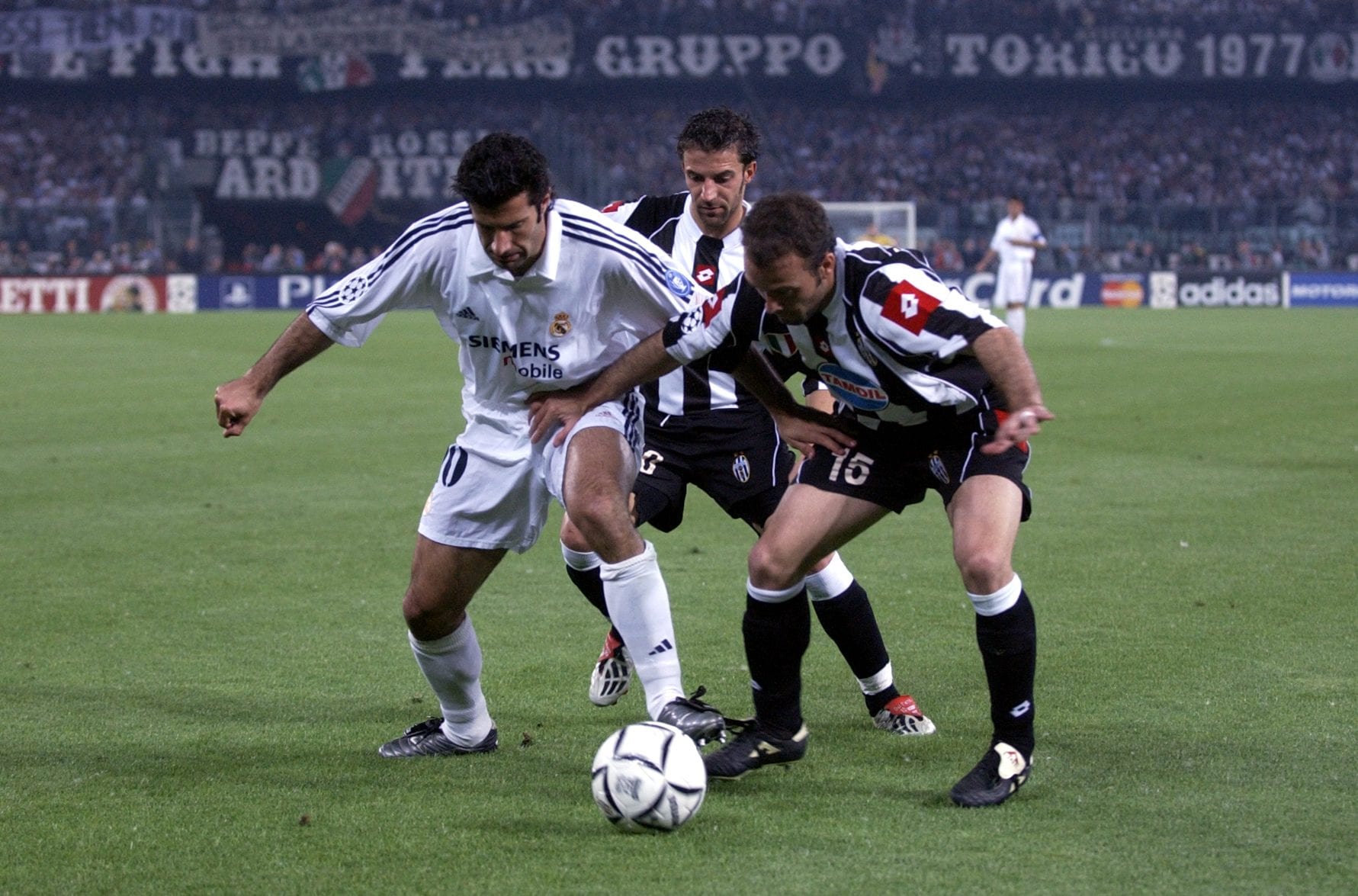 Birindelli contrasta Figo in Juventus–Real Madrid.