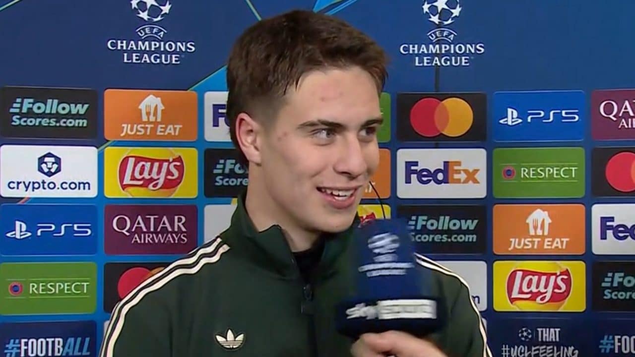 Yildiz risponde a una domanda e poi si blocca durante l'intervista in diretta: "Perché ridono?"