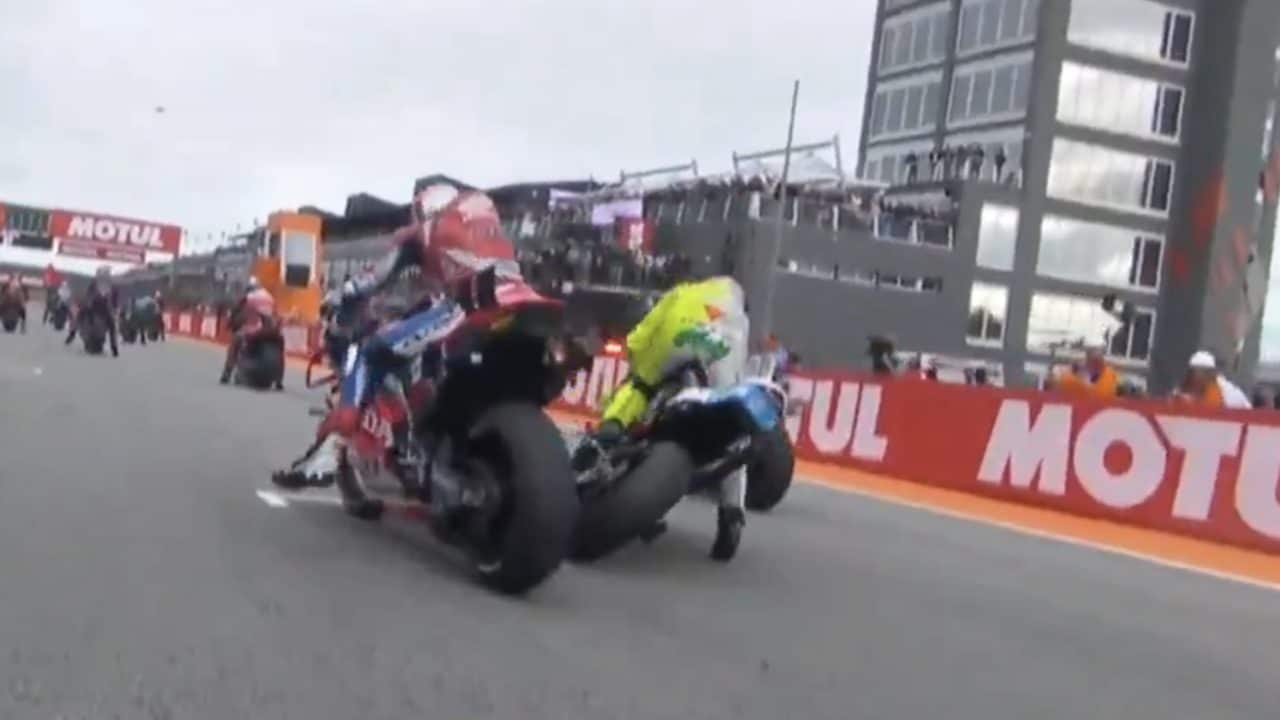 Morbidelli e la caduta più assurda in MotoGP: va giù sulla griglia prima del via, cosa è successo