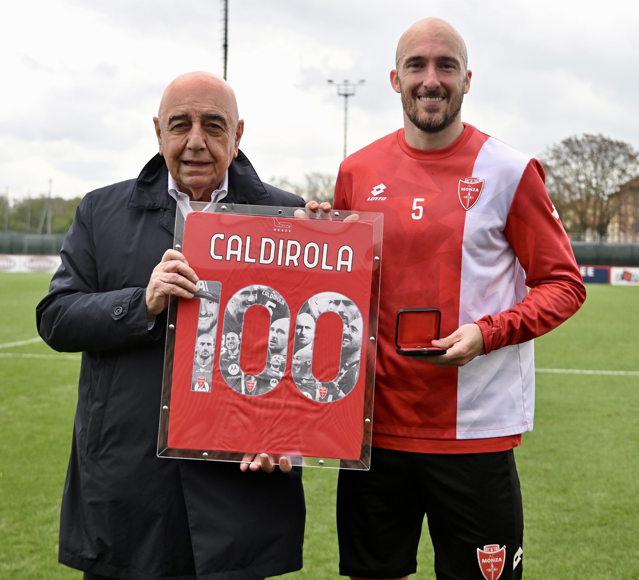 Galliani premia Caldirola dopo le 100 presenze con il Monza.