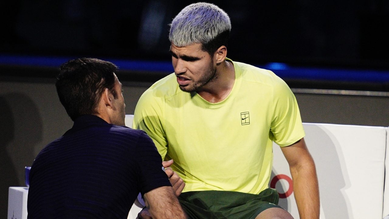 Carlos Alcaraz infortunato, il numero 1 del tennis non gioca la Coppa Davis con la Spagna a Bologna