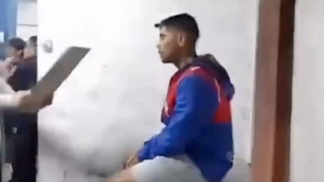 Va allo stadio per la partita della figlia, finisce ricoverato con una chiave conficcata in testa