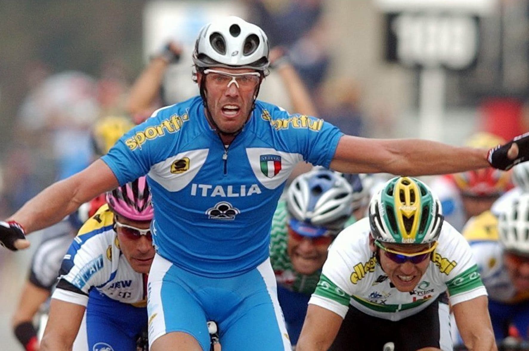 Mario Cipollini nel momento del trionfo a Zolder, era il 2002 quando divenne campione del mondo.