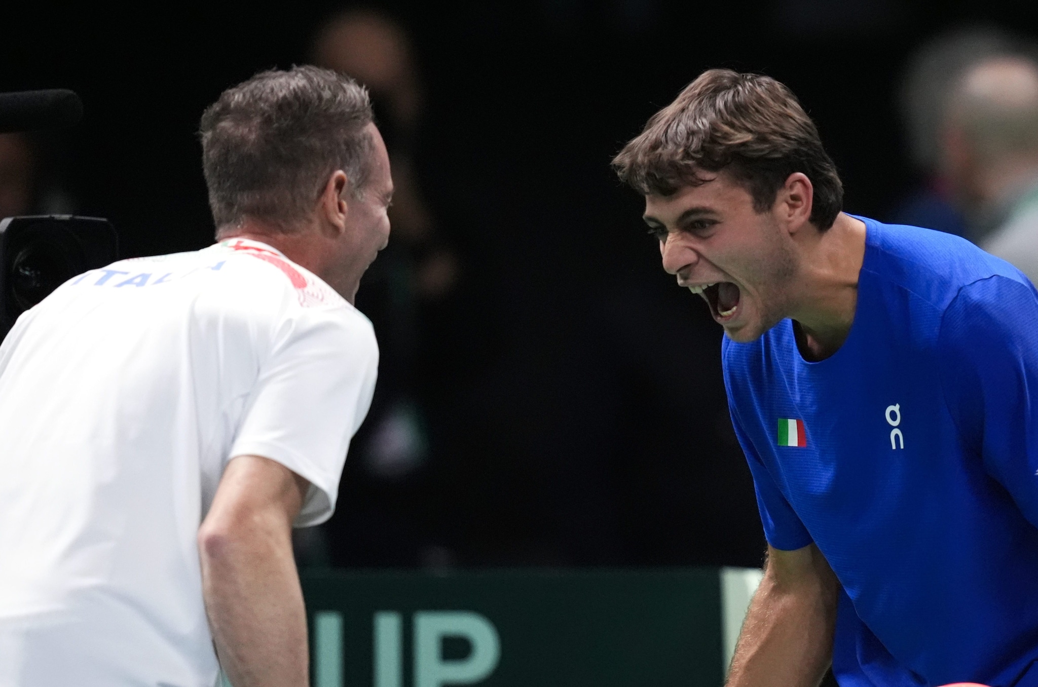 Flavio Cobolli esulta col capitano dell’Italia di Coppa Davis Filippo Volandri