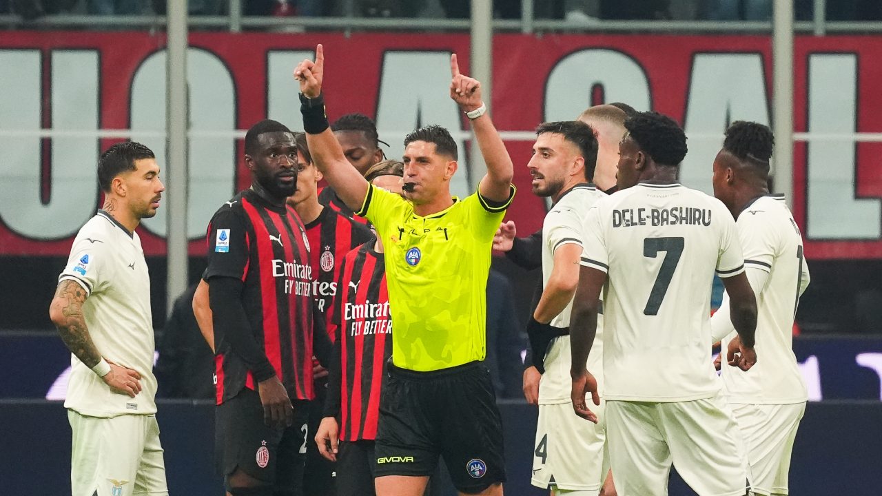 L'addetto al VAR di Milan-Lazio sarà fermato: per i vertici arbitrali è colpa sua, non era mai rigore