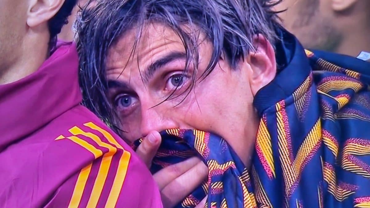 Paulo Dybala sconfortato in panchina dopo il cambio per infortunio.