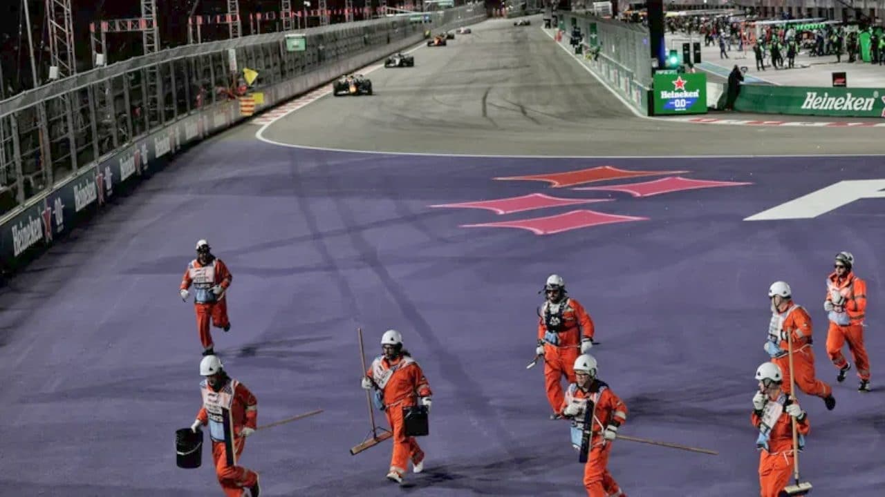 Commissari in pista a Las Vegas mentre le F1 sfrecciano a 300 km/h, follia durante il GP: "È inaccettabile"