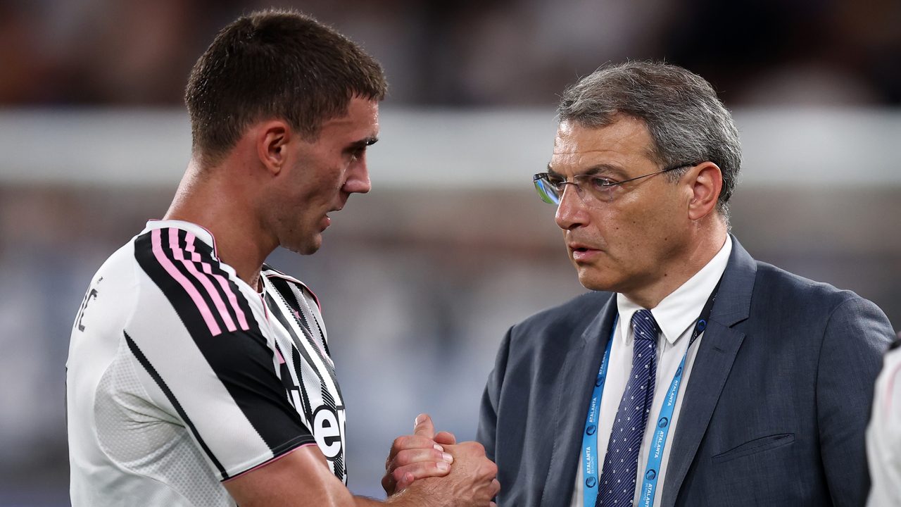 Comolli chiarisce il futuro di Vlahovic alla Juve: "C'è un accordo già stretto in estate"