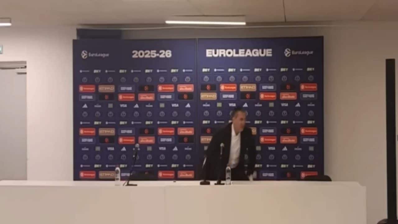Conferenza surreale in Eurolega, l'allenatore del Valencia dice il punteggio finale e se ne va