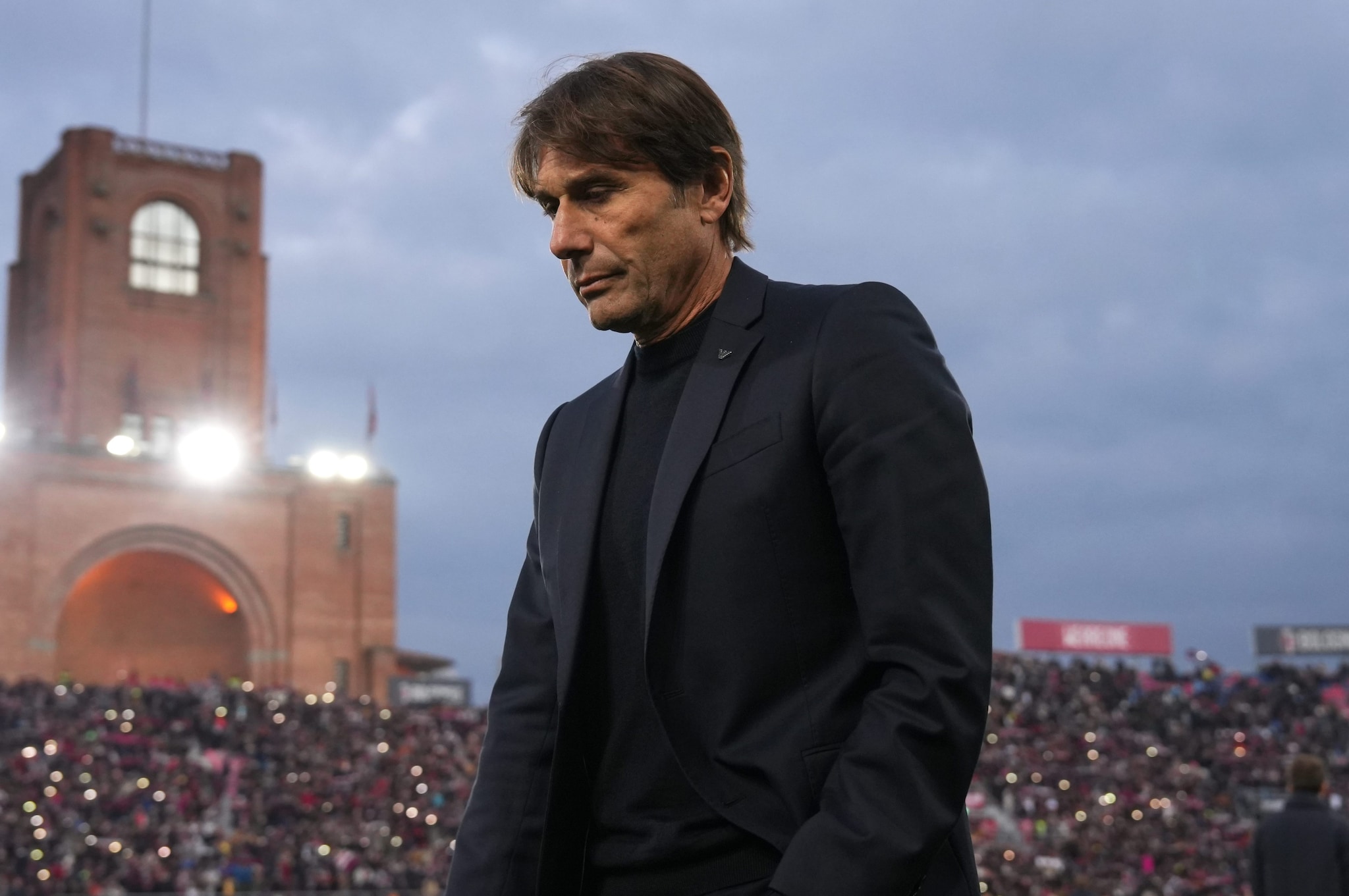 Antonio Conte a capo chino a Bologna: il suo Napoli lo ha deluso profondamente