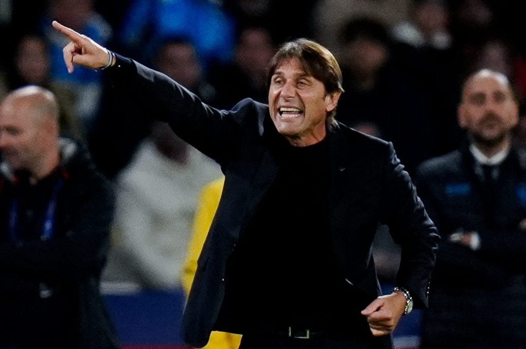 Antonio Conte incita i calciatore del Napoli durante il match con l’Eintracht finito 0–0