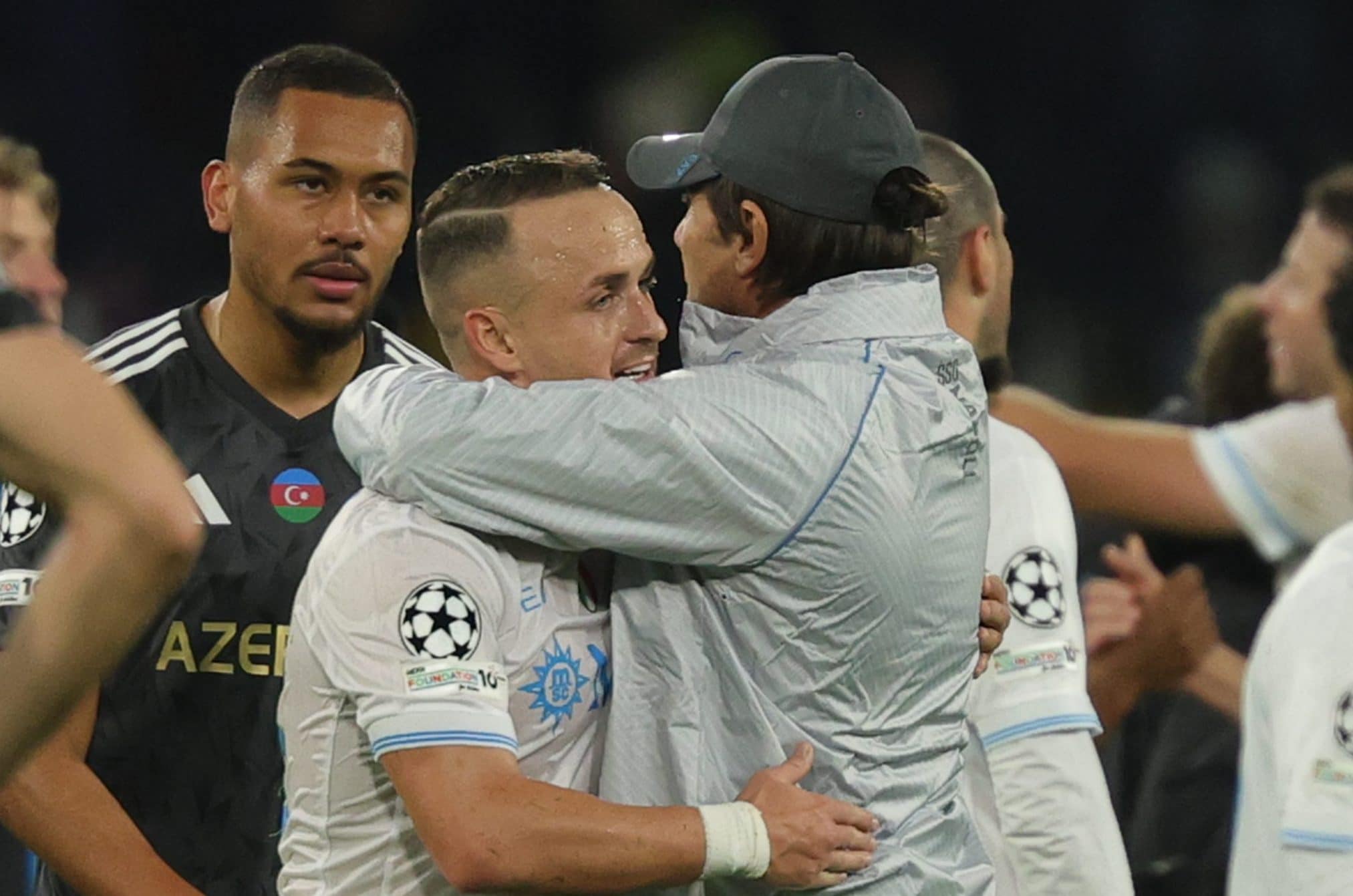 Antonio Conte abbraccia Lobotka al termine di Napoli–Qarabag