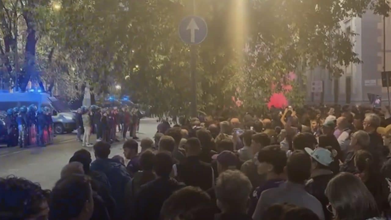 La contestazione dei tifosi contro la Fiorentina: aspettano i giocatori fuori dallo stadio