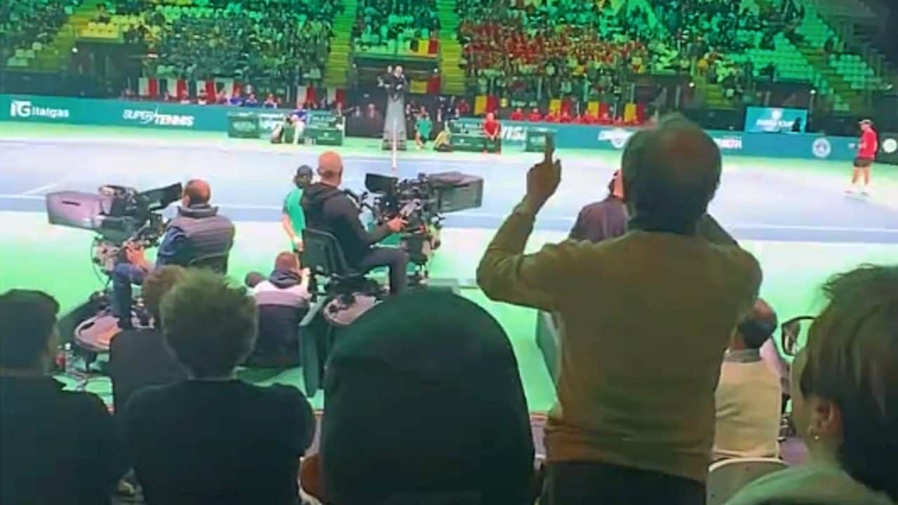 Caos in Coppa Davis a Bologna, un uomo urla dalla tribuna: "Fermate il gioco! Chiamate la polizia"